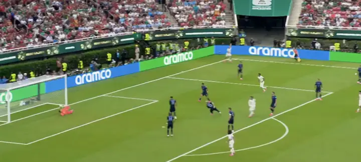 西班牙1-0乌拉圭，巴埃纳致穆斯莱拉失误，卡诺比奥红牌