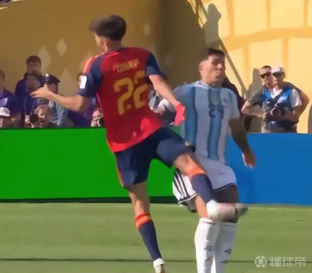 西班牙1-0阿根廷夺得第二个世界杯冠军，费兰绝杀恩佐染红