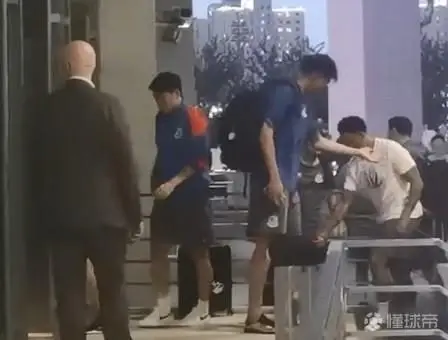 记者:朱辰杰缺席申花赛前最后一练,仍随队入住酒店